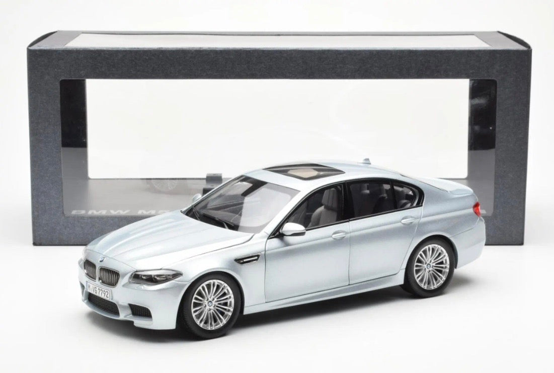 Paragon 1:18 BMW M5 F10 Silver Stone